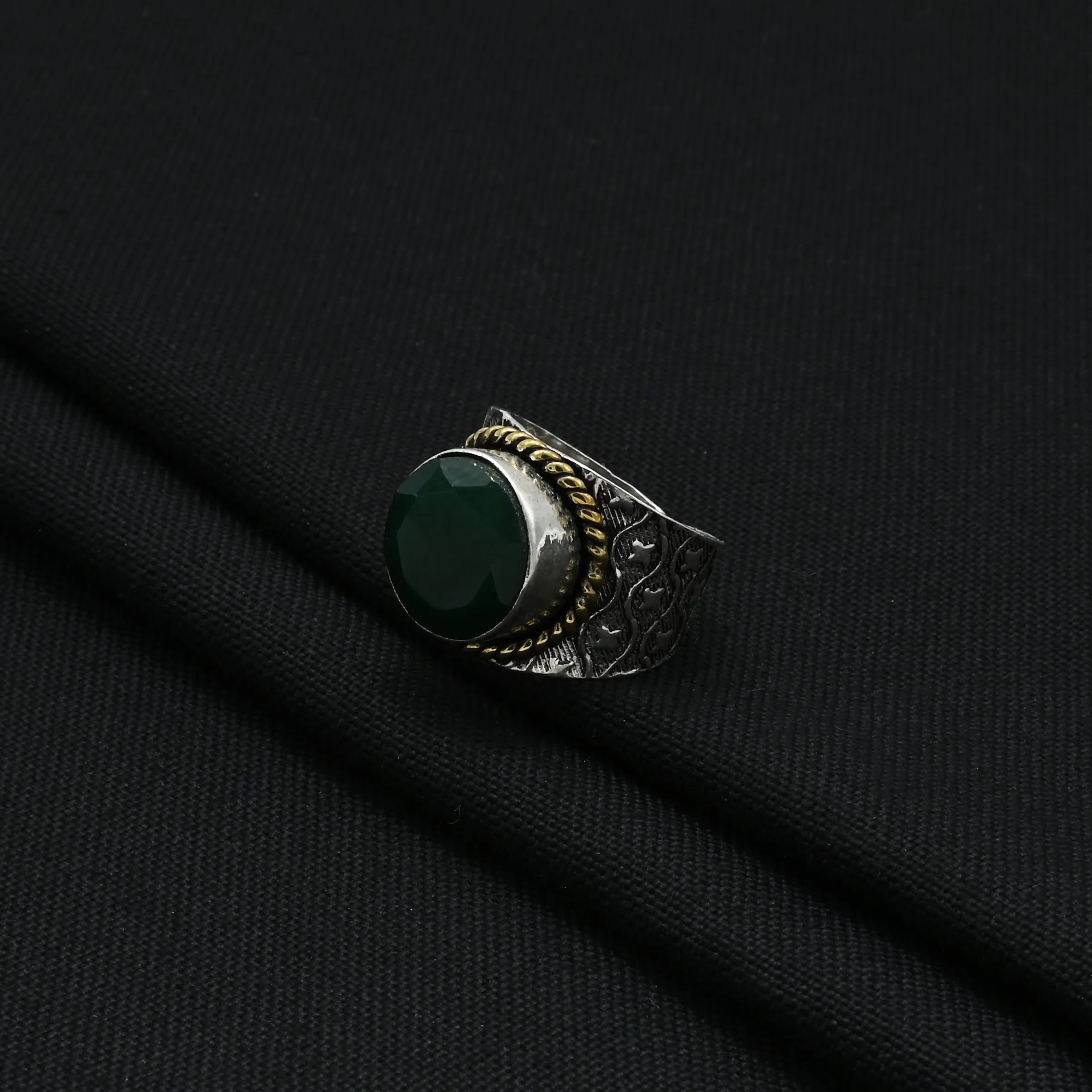 Silver: Dedicate Of Stylish Green Stone Ring
